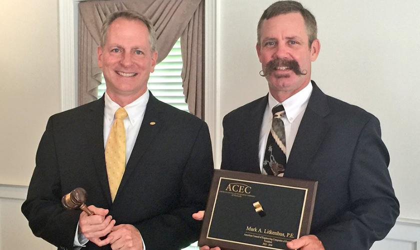 Brad Montgomery, PE, accepts gavel from ACEC-KY immediate past president Mark Litkenhus, PE.
